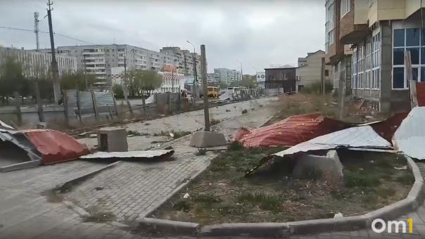 Маленького омича едва не покалечило куском забора