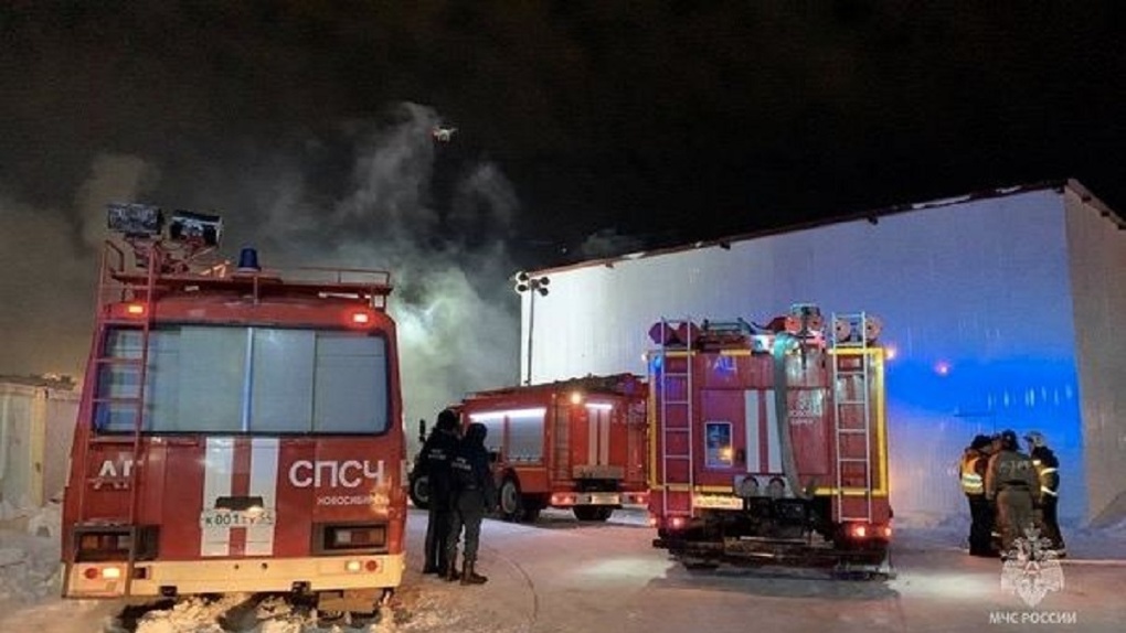 «Здание обрушилось»: в Новосибирске ликвидировали крупный пожар на складе