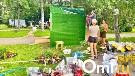 В Воскресенском сквере Омска продолжается подготовка к выставке «Флора-2023»