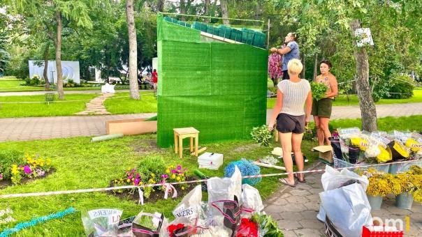 В Воскресенском сквере Омска продолжается подготовка к выставке «Флора-2023»