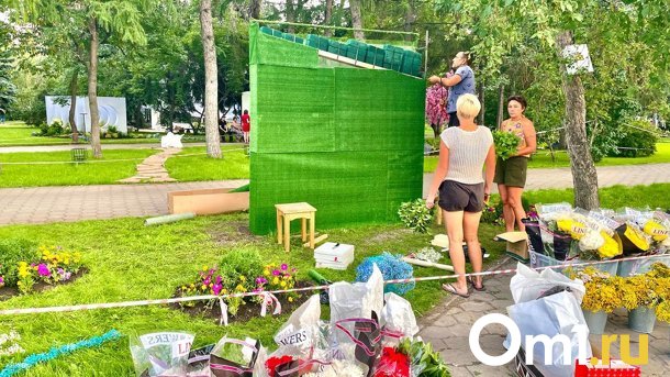 В Воскресенском сквере Омска продолжается подготовка к выставке «Флора-2023»