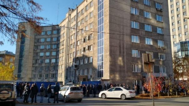Более 100 человек покинули здание: областной военкомат эвакуировали в Новосибирске
