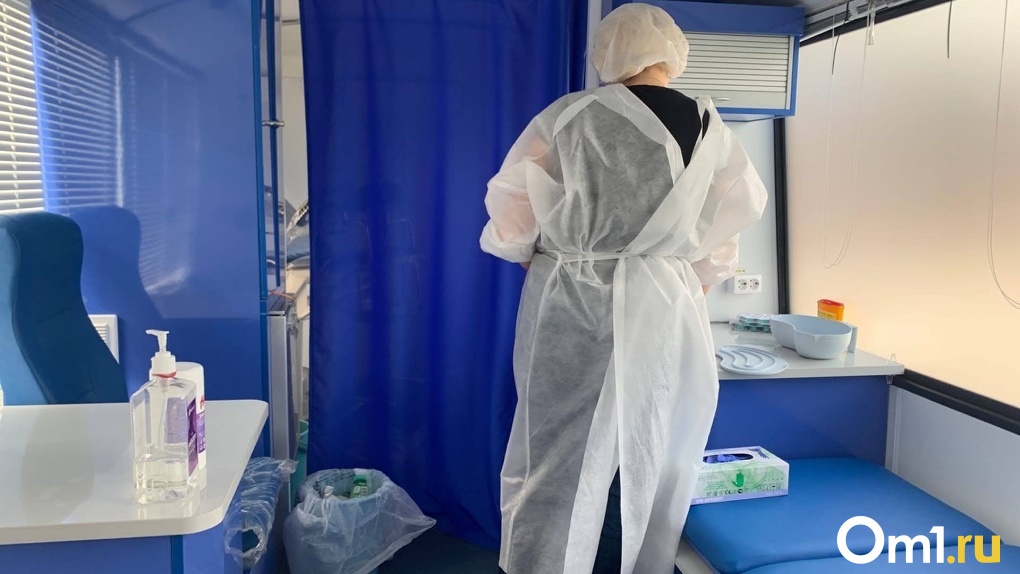 Омским медикам назначат выплаты за каждого привитого от коронавируса