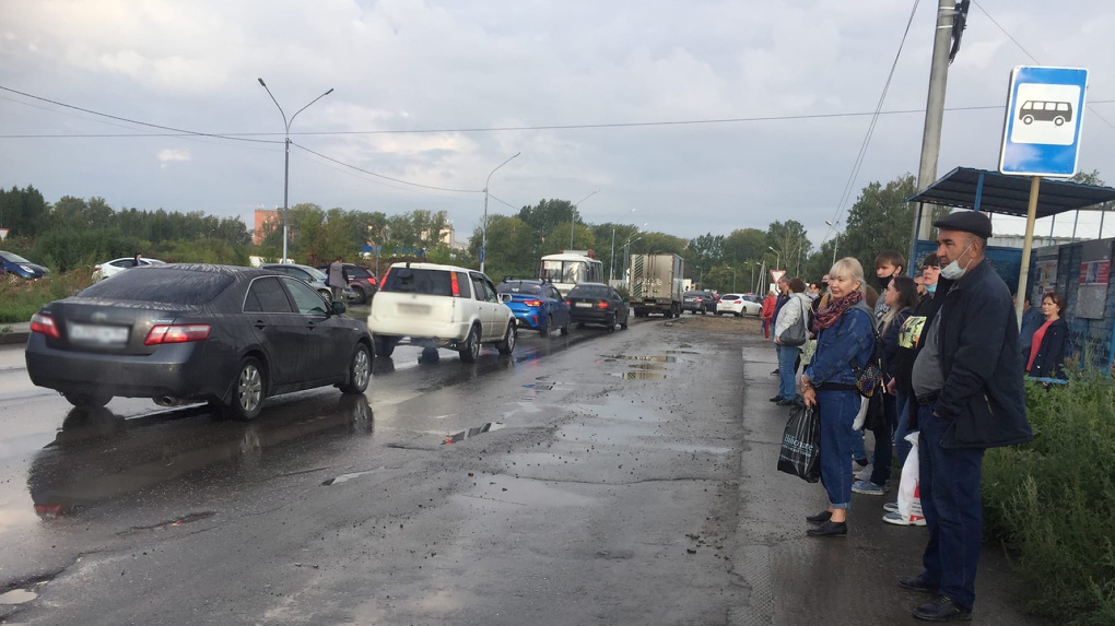На Советском шоссе Новосибирска начали скапливаться пробки из-за сбоя в работе светофора