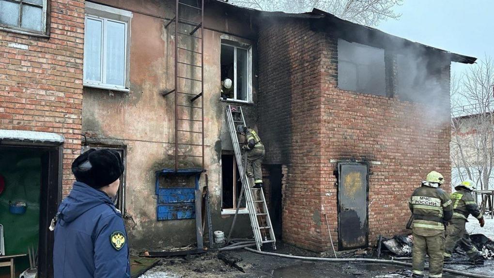 В Центральном округе Омска при пожаре в многоквартирном доме погибла женщина