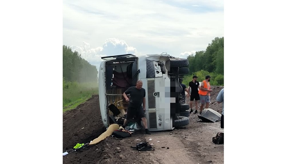 В Новосибирской области опрокинулся автобус с пассажирами — есть пострадавшие