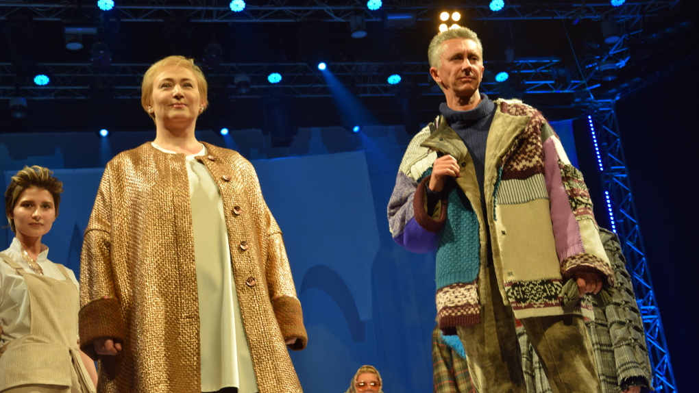 Известные омичи прошлись по подиуму Арт-манифеста в костюмах сибирских дизайнеров