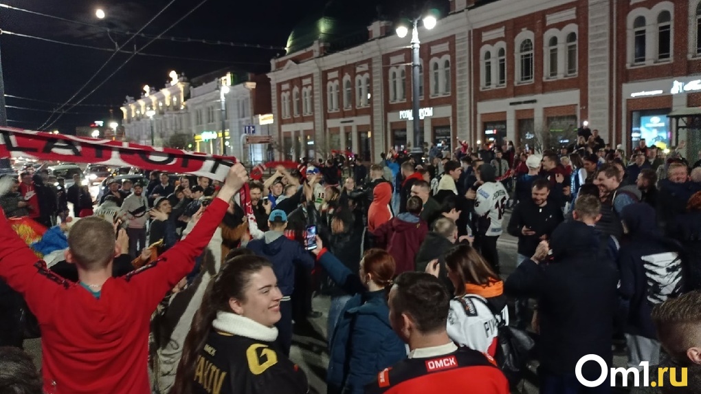 Авангард омск фанаты. Авангард Омск победа. Болельщики Авангарда. Авангард хк празднует победу. Болельщики хк Авангард.