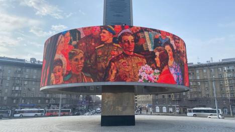 Фронтовые этюды на городской стеле: картины сибирских художников-фронтовиков оживают к 80-летию Победы