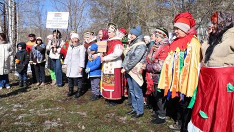 В парке 300-летия Омска устроили субботник в русском народном стиле