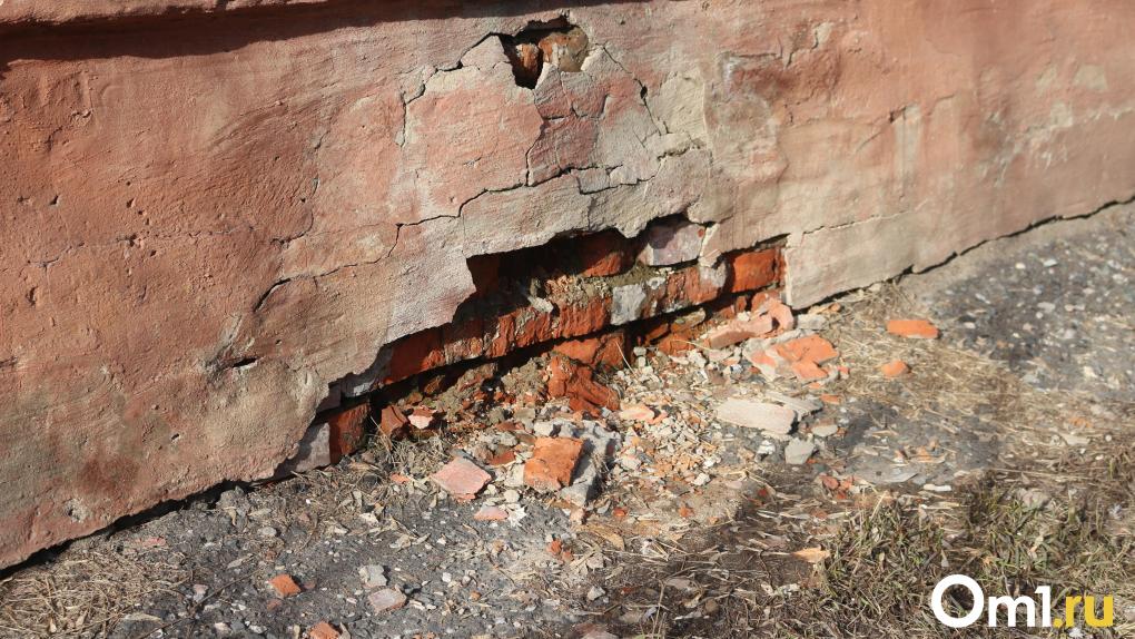 В Омске понемногу разваливается молодой дом с несчастливой судьбой