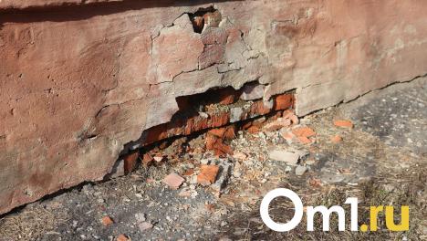 В Омске понемногу разваливается молодой дом с несчастливой судьбой