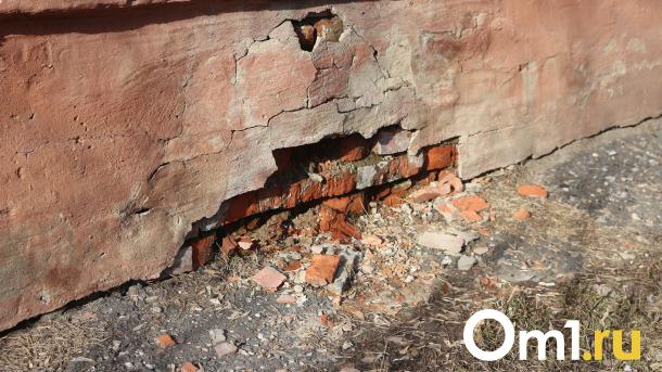 В Омске понемногу разваливается молодой дом с несчастливой судьбой