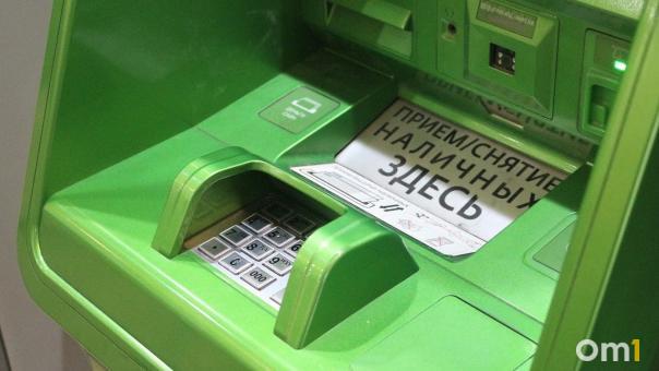 В Омске мужчина разбил молотком банкомат