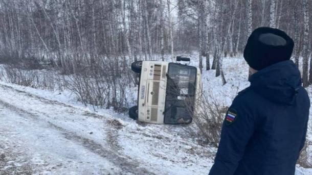 В Новосибирской области пассажирский автобус упал в кювет
