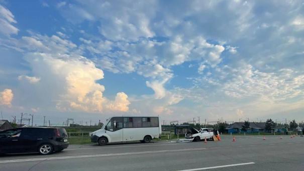 Под Омском водитель на легковушке протаранил автобус с пассажирами
