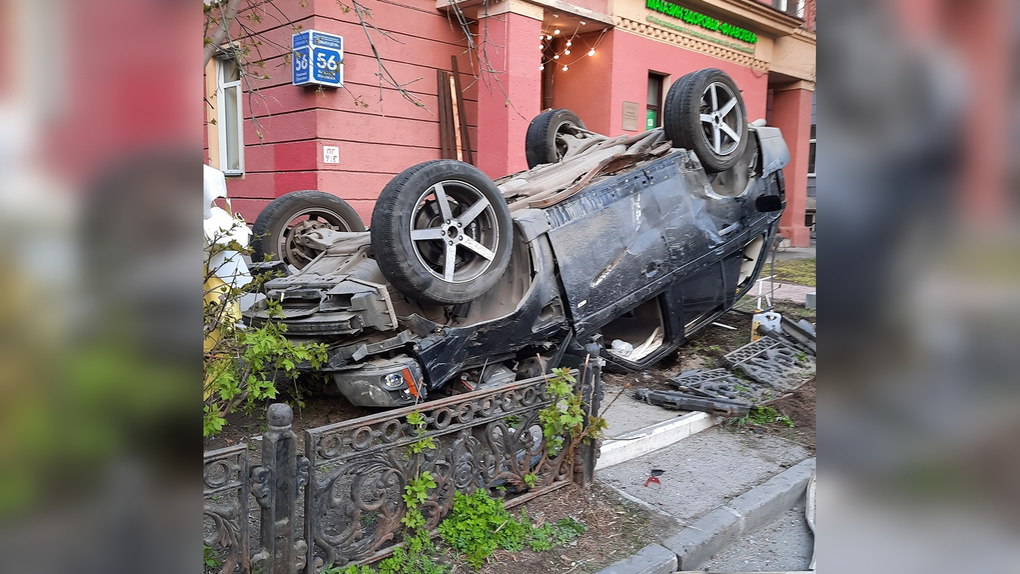 Угнал машину, пока хозяин спал: внедорожник перевернулся в центре Новосибирска