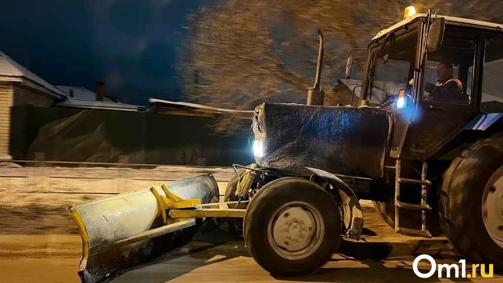 В Омской области трактор травмировал женщину во время уборки снега