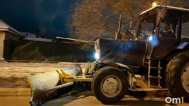 В Омской области трактор травмировал женщину во время уборки снега
