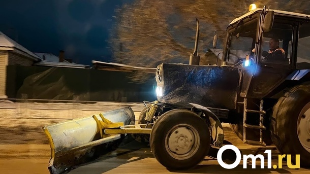 В Омской области трактор травмировал женщину во время уборки снега