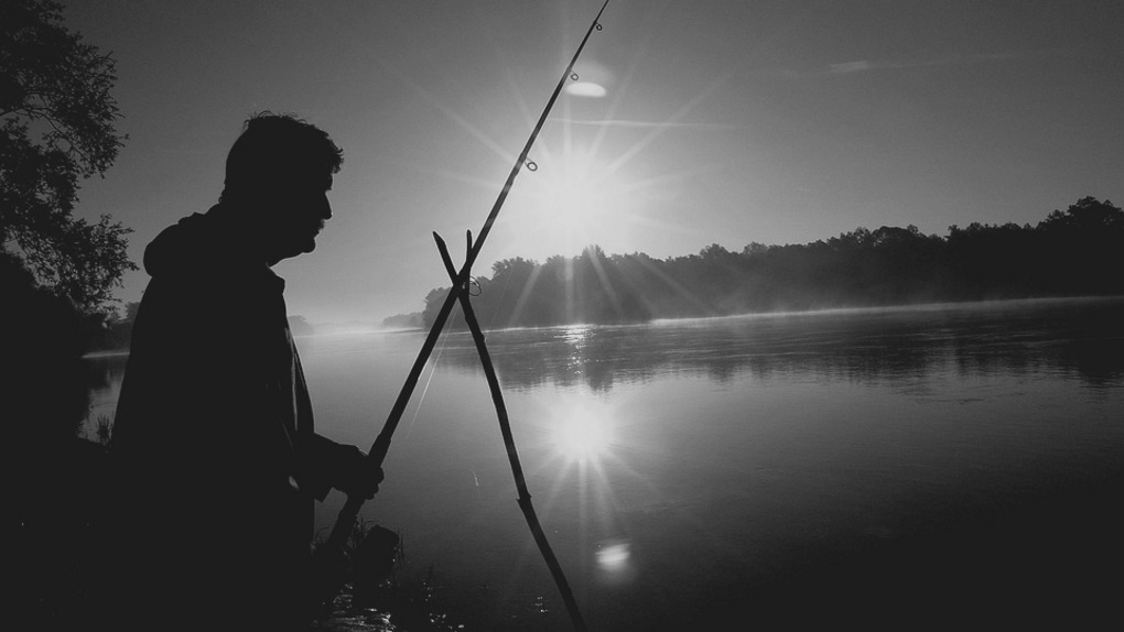 Смертельная рыбалка: в Омской области рыбак погиб от удара током