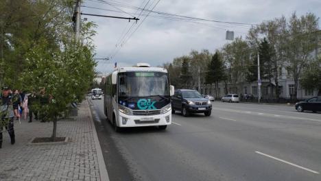 Общественный транспорт в Омске украсили триколором в честь 80-летия Победы