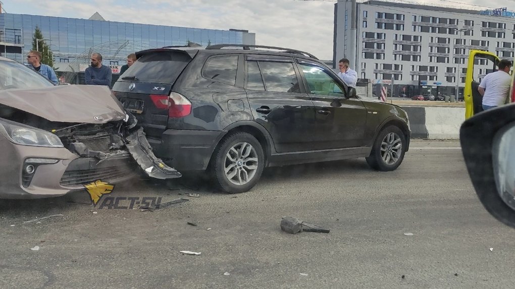 Три автомобиля столкнулись напротив Экспоцентра в Новосибирске