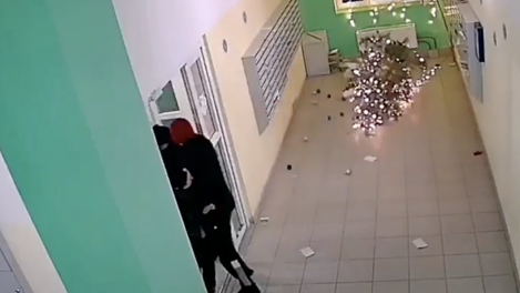 Дети разгромили украшенный подъезд дома на Левобережье Омска и попали на камеру видеонаблюдения