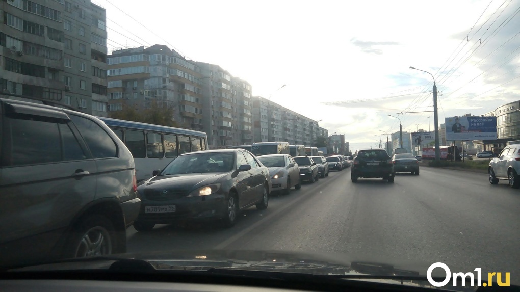 Невозможно попасть на работу: шестикилометровая пробка образовалась в Новосибирске из-за ремонта дорог
