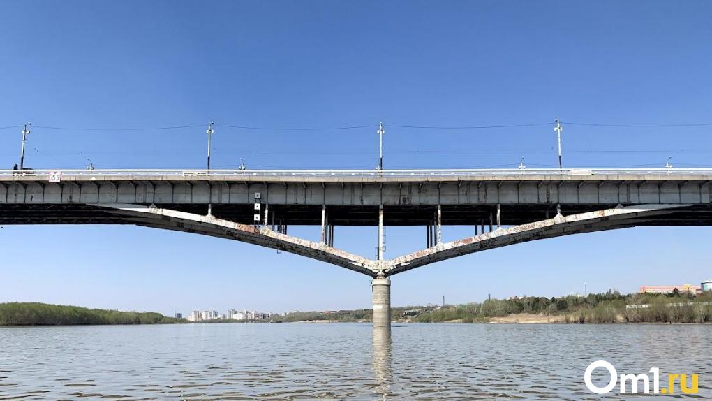 На мосту у Телецентра опрокинулась машина