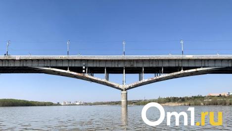 На мосту у Телецентра опрокинулась машина