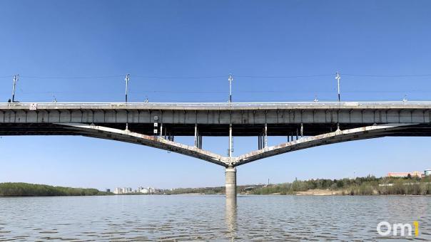 На мосту у Телецентра опрокинулась машина