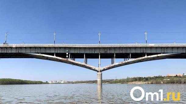 На мосту у Телецентра опрокинулась машина