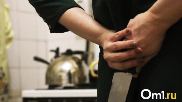 В Омской области женщина с двумя ножами напала на знакомую