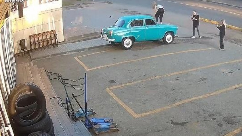 В Новосибирском паблике рассказали о подростках поцарапавших коллекционный рэтро-автомобиль ради фото