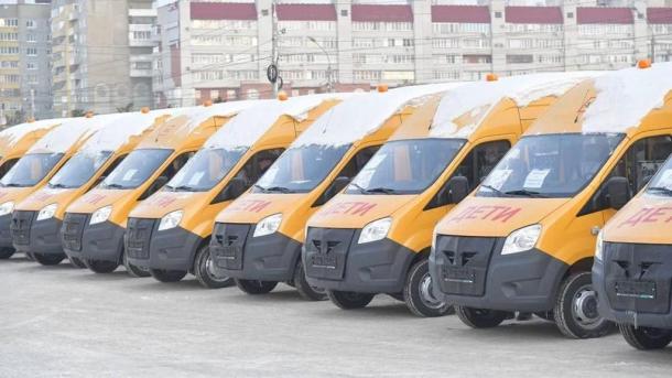 Губернатор Хоценко передал школам Омской области 49 новых автобусов