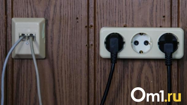 Жители улицы Сухарной в Новосибирске уже сутки сидят без света