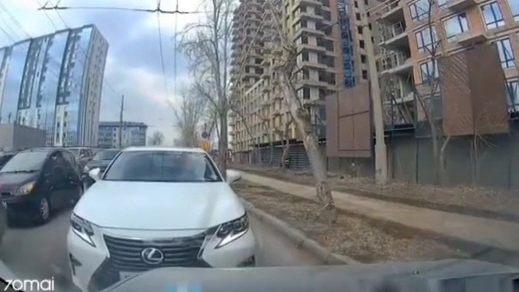 В Новосибирске бизнесмен на Lexus угрожал убийством другому водителю в пробке