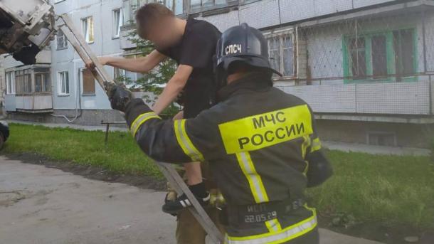 Троих детей, забравшихся на крышу в Новосибирске, спасли МЧС