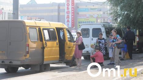 В Омске маршрутчик-пенсионер мучает пассажиров историями и игнорирует их просьбы