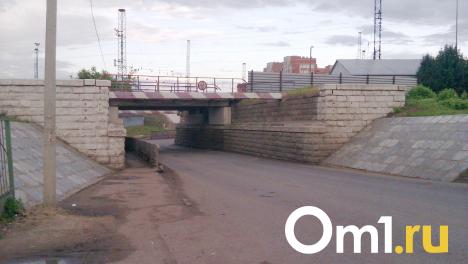 В Омске под Транссибом застряла очередная фура