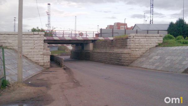 В Омске под Транссибом застряла очередная фура