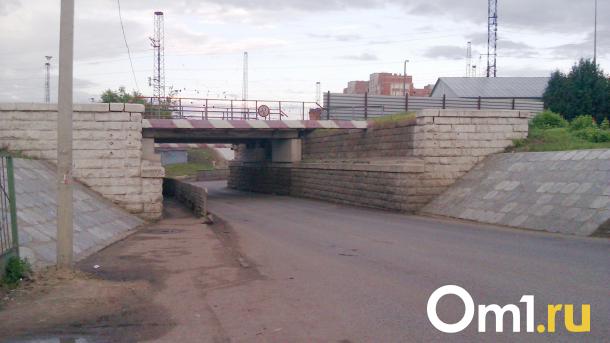 В Омске под Транссибом застряла очередная фура