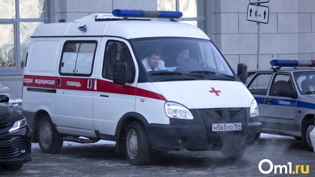 Толкали толпой? Автомобиль скорой помощи застрял в снегу на улице Суркова в Новосибирске