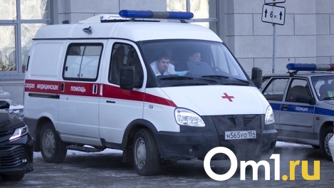 Толкали толпой? Автомобиль скорой помощи застрял в снегу на улице Суркова в Новосибирске