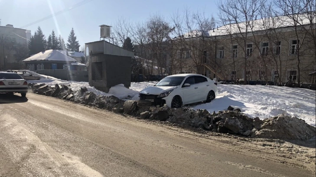 Радиатор, фары и бампер пострадали бы: машину новосибирца завалили льдом во время уборки. ФОТО