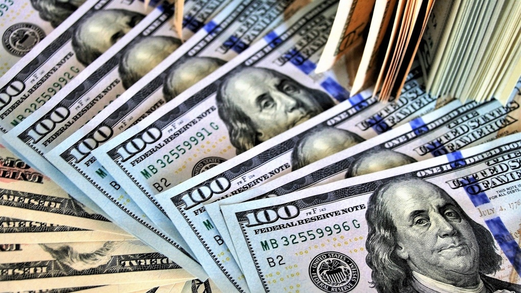 Курс продажи доллара превысил 100 рублей в банках Новосибирска