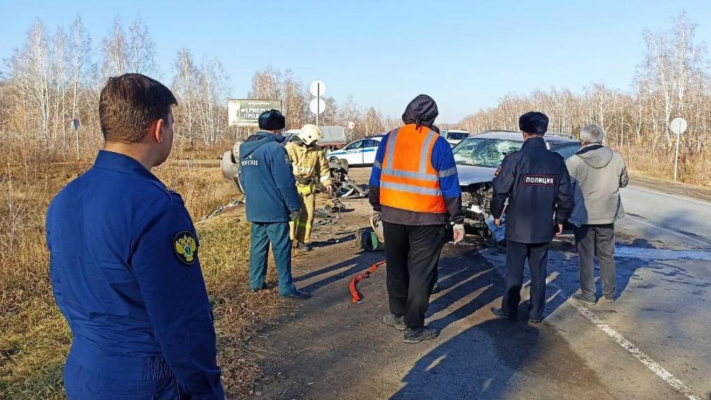 Под Омском две легковушки столкнулись лоб в лоб: трое погибших