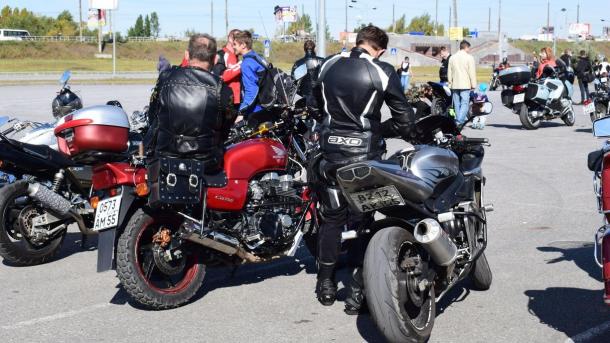 Байкер упал с мотоцикла при погоне с полицией в Шелехове