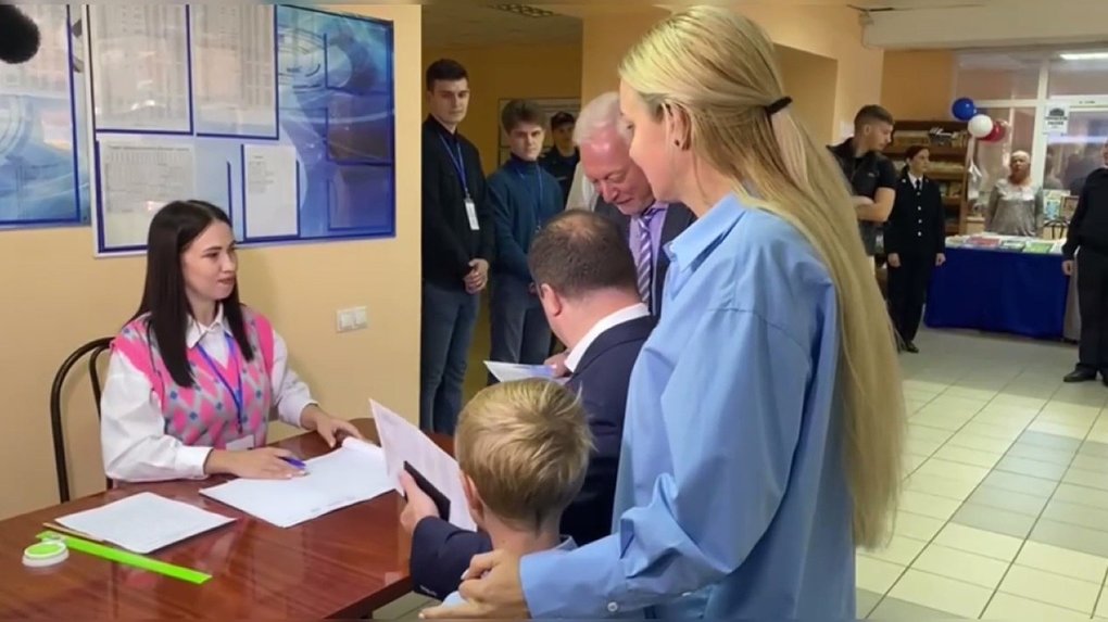 Виталий Хоценко проголосовал на выборах губернатора Омской области вместе с семьёй